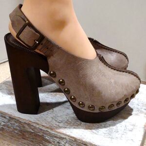 👍 Stylish Sexy Charles David Clogs Size 6.     A4